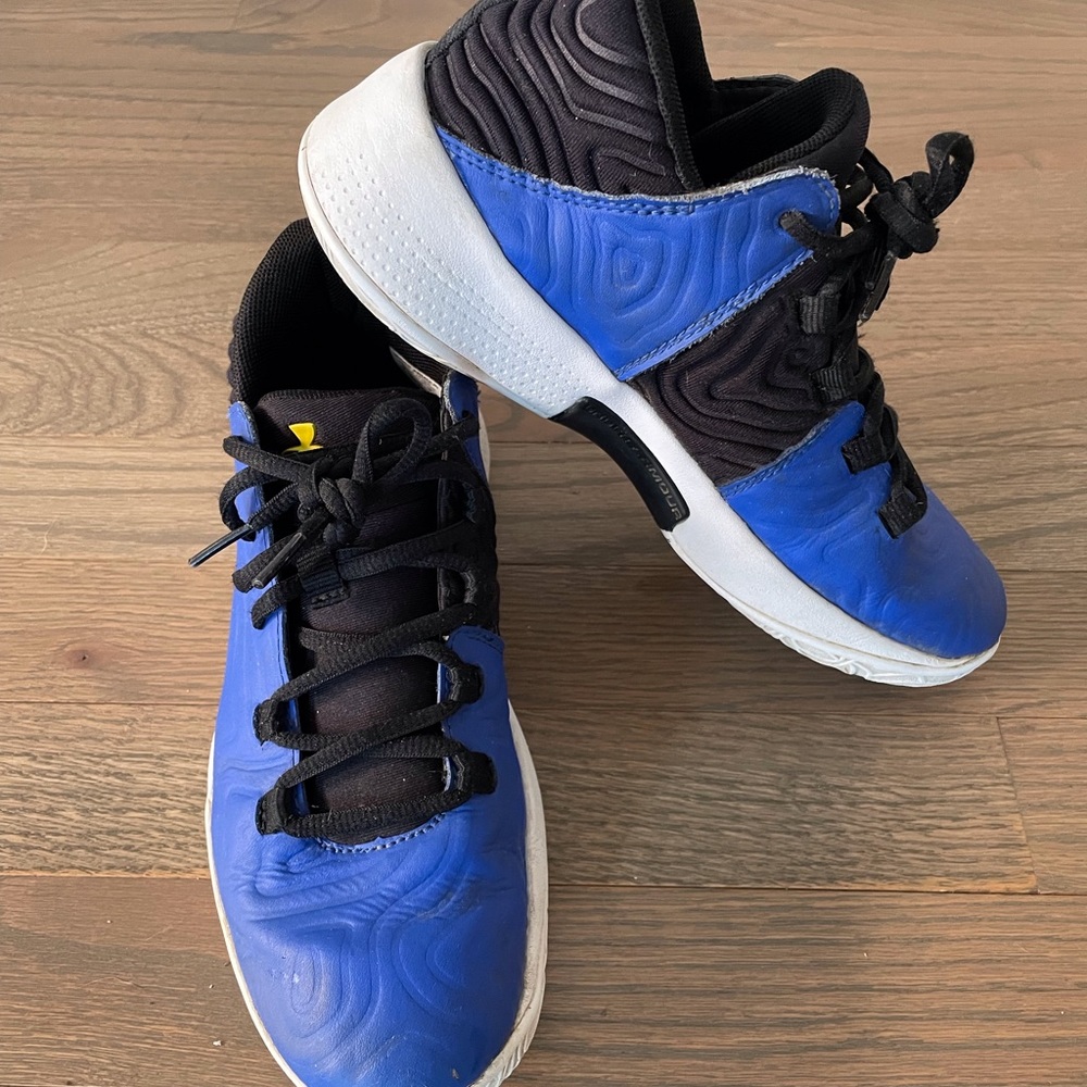 Youth Under Armour Escalate Sneakers, Size 5Y